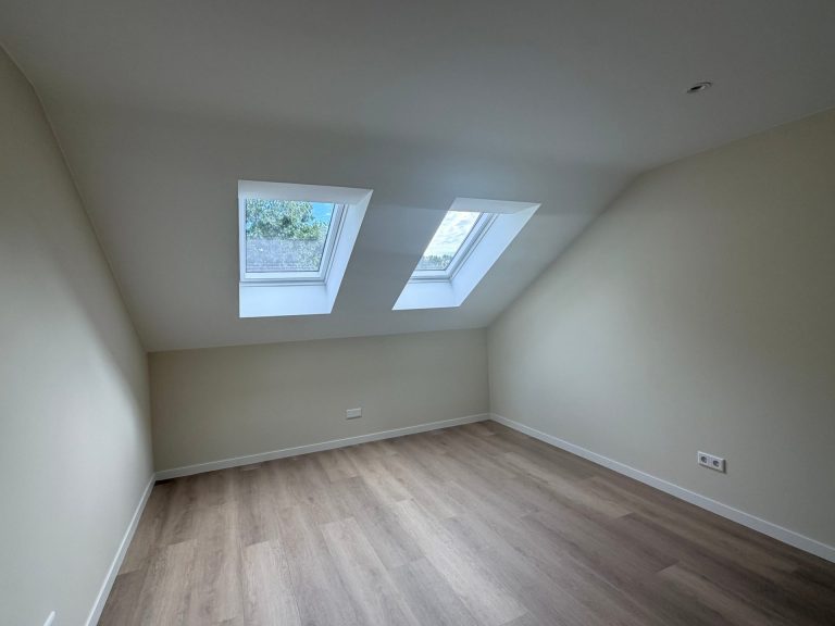Slaapkamer onder het schuine dak met twee Velux-dakramen
