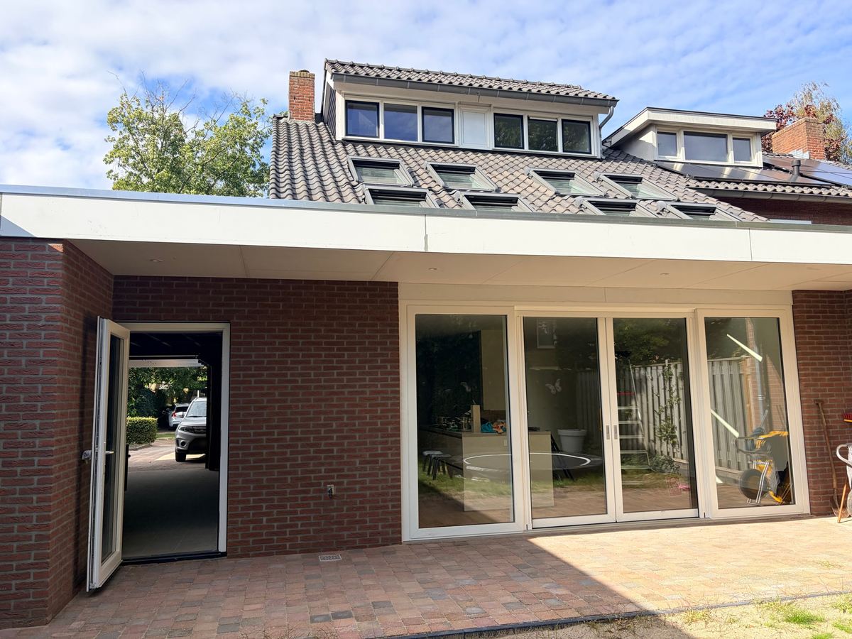 Vernieuwde achtergevel met schuifpui na de woning renovatie in Son en Breugel